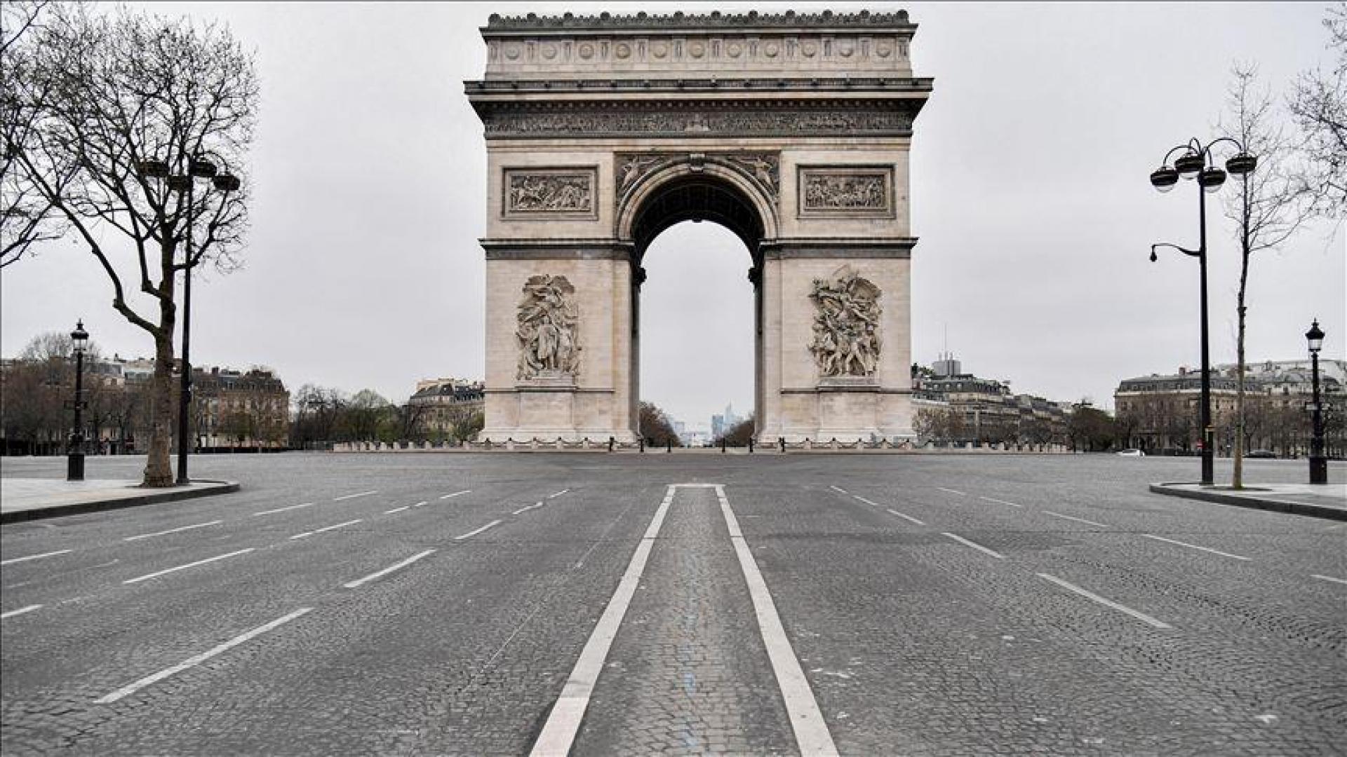 Европа ковид. Триумфальная арка Париж. Ковид 19 Франция фото. Ковид 19 картинки.