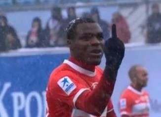 emenike_orta_parmak_1212.jpg